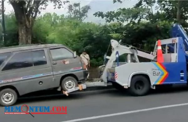 Gunakan Bahu Jalan dan Mobil untuk Berjualan, Satpol PP Kota Batu Derek Dua Kendaraan