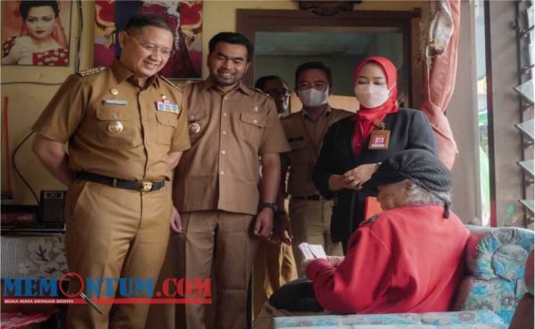 Pj Wali Kota Batu bersama Dinsos Salurkan Bansos Inflasi untuk Lansia di Dua Desa di Bumiaji