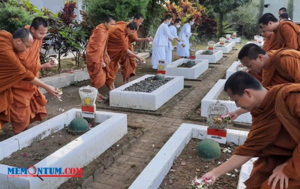 Puluhan Umat Buddha Vihara Dhammadipa Arama Kota Batu Tabur Bunga di TMP Suropati